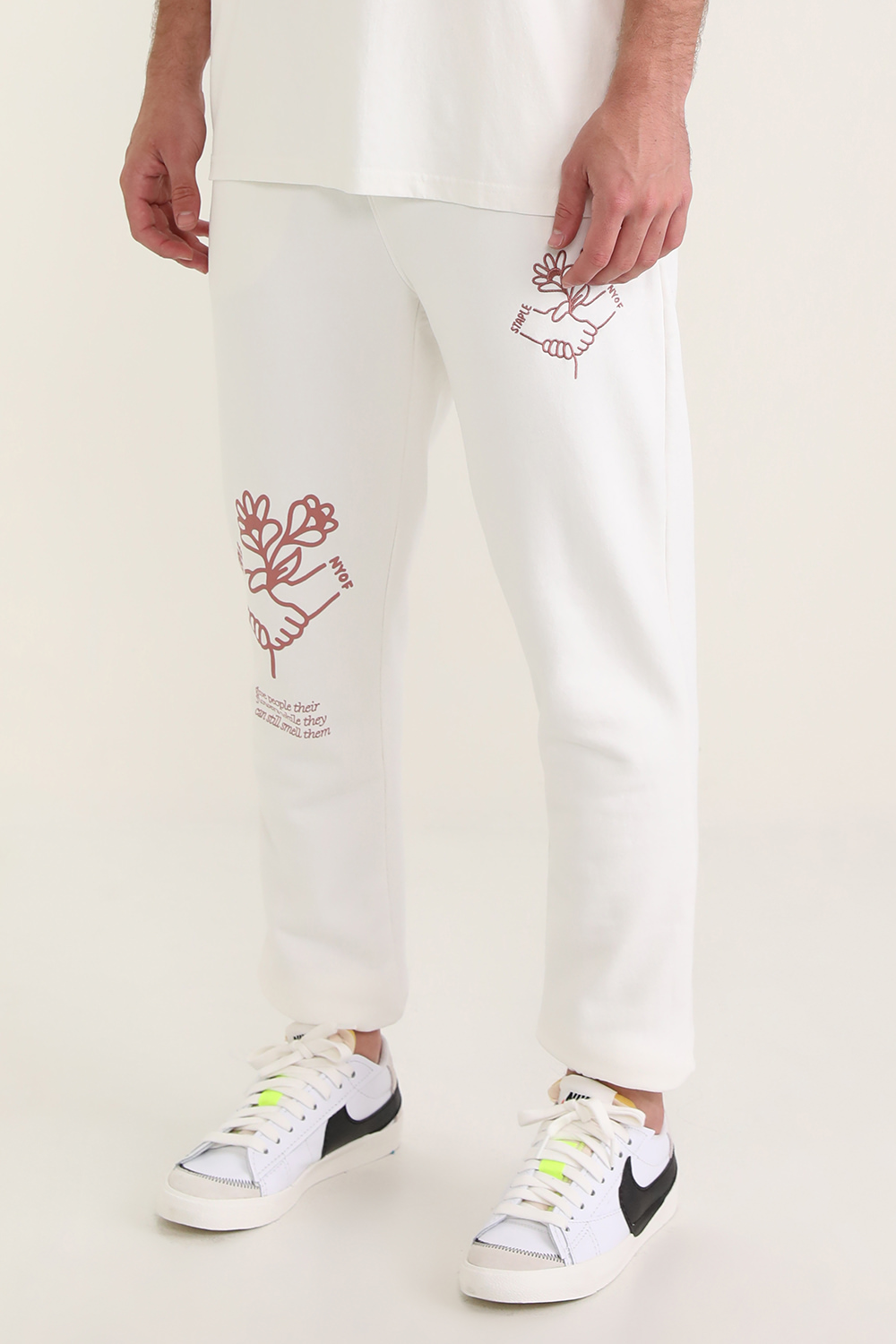 תמונת דוגמן קידמית של סטייפל X אן ווי או אף קומיוניטי מכנסי ג'וג