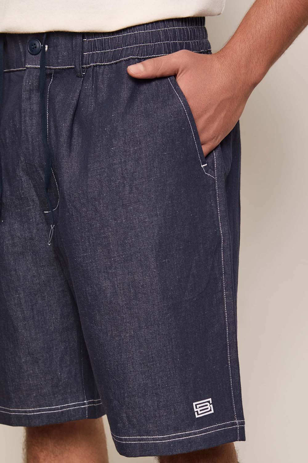 תמונת תקריב דוגמן של מכנסיים קצרים