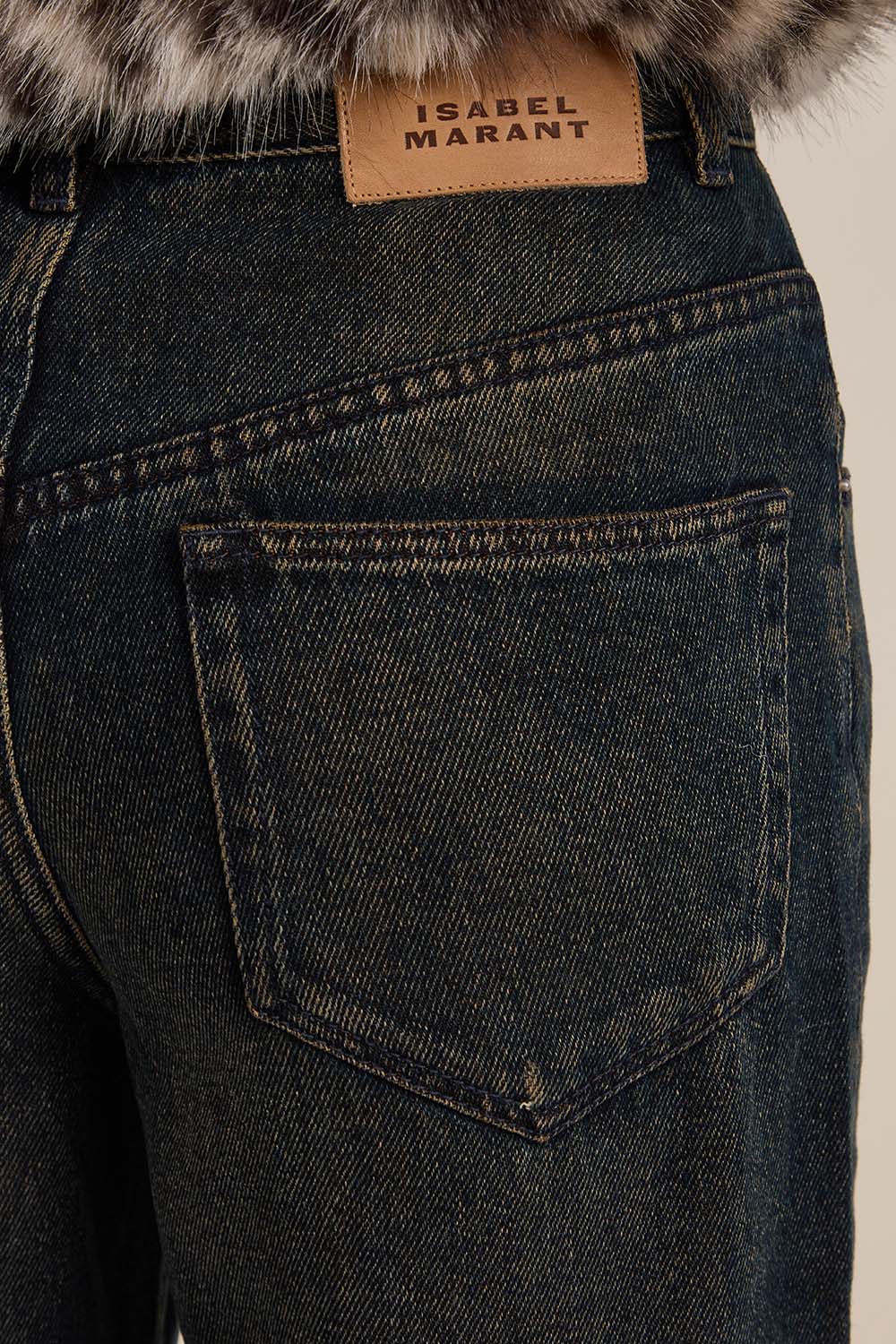 תמונת תקריב דוגמן של מכנסי ג'ינס בגזרה רחבה