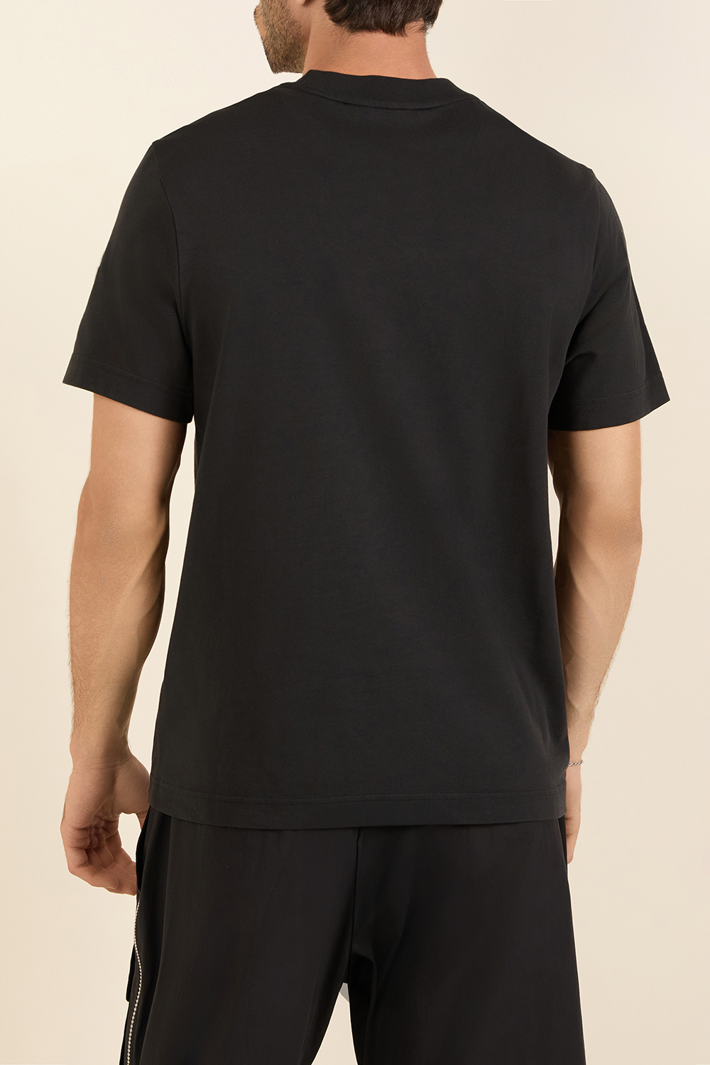 תמונת דוגמן אחורית של חולצת טי