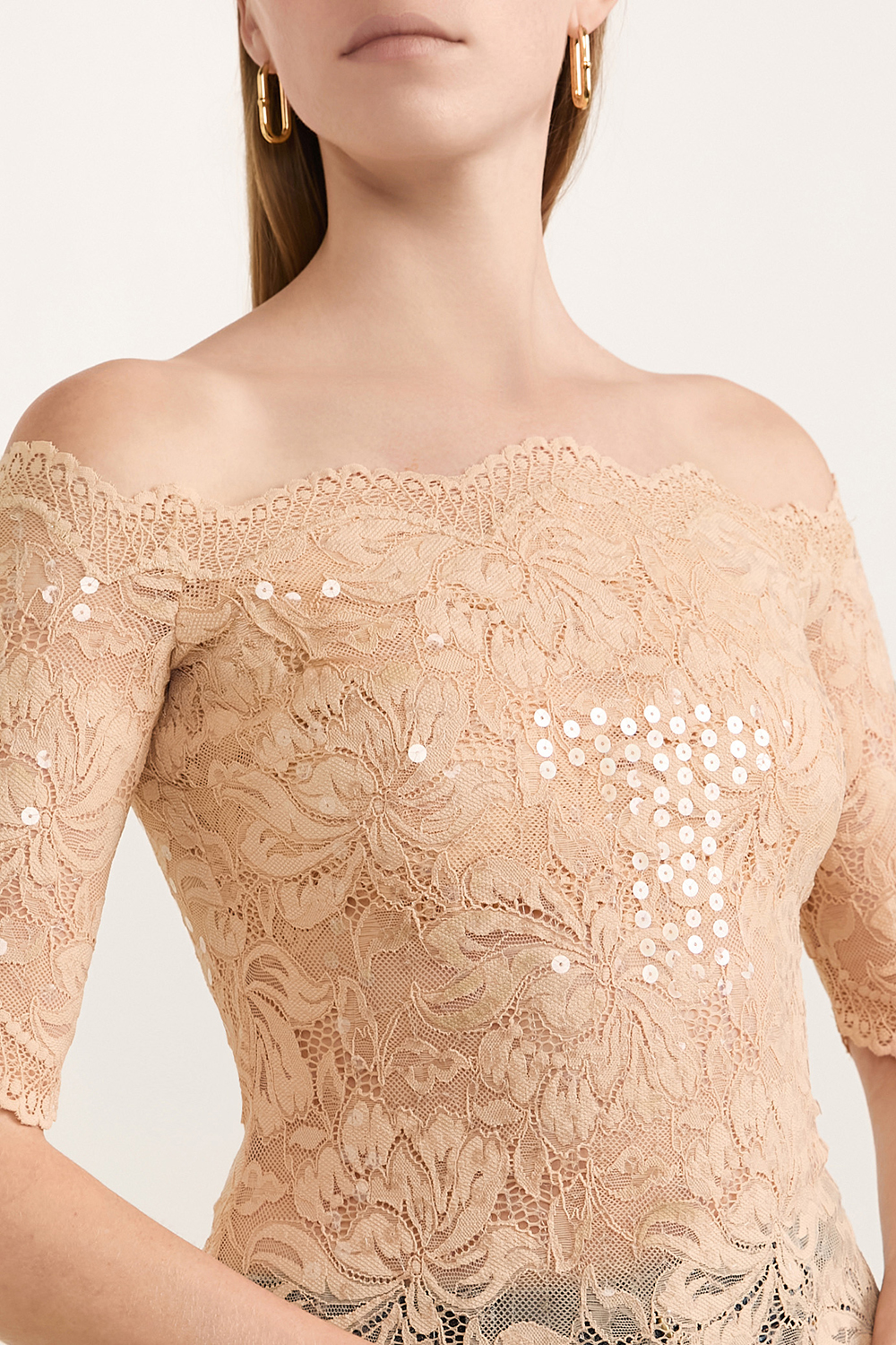 תמונת תקריב דוגמן של חולצת תחרה סטרפלס