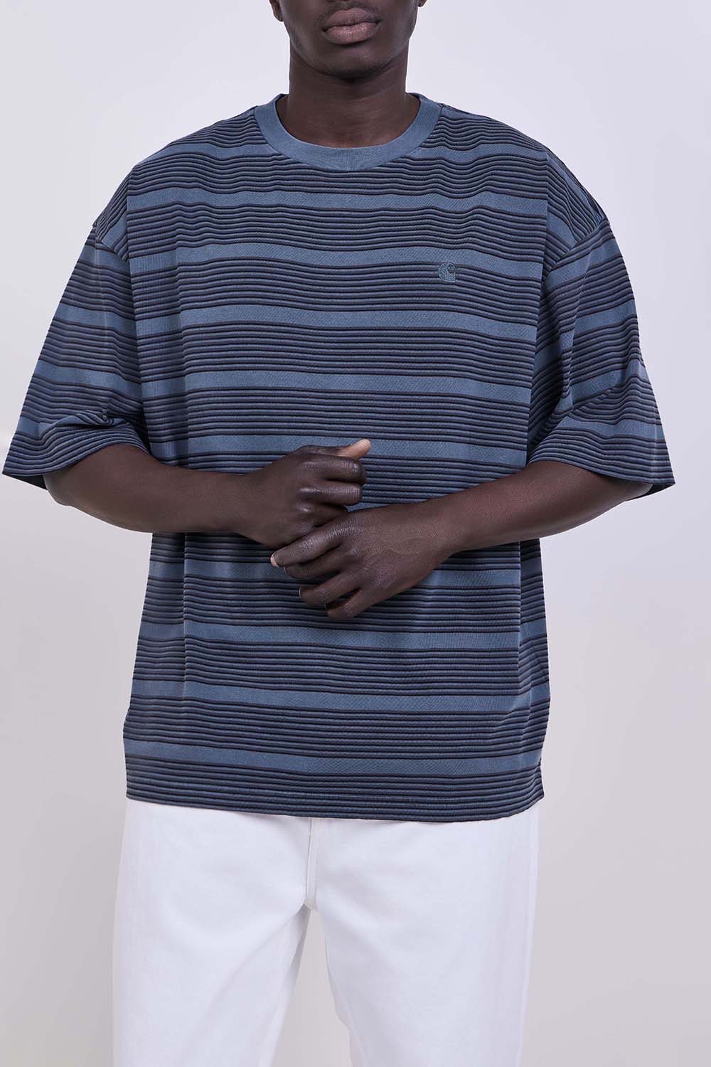 תמונת דוגמן קידמית של חולצת טי בגזרה משוחררת