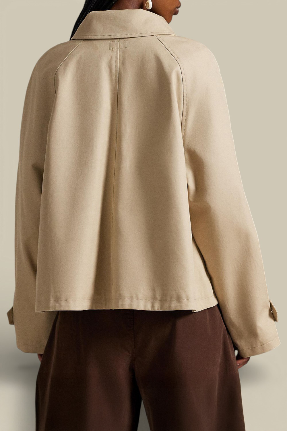 תמונת דוגמן אחורית של ז'קט כפתורים