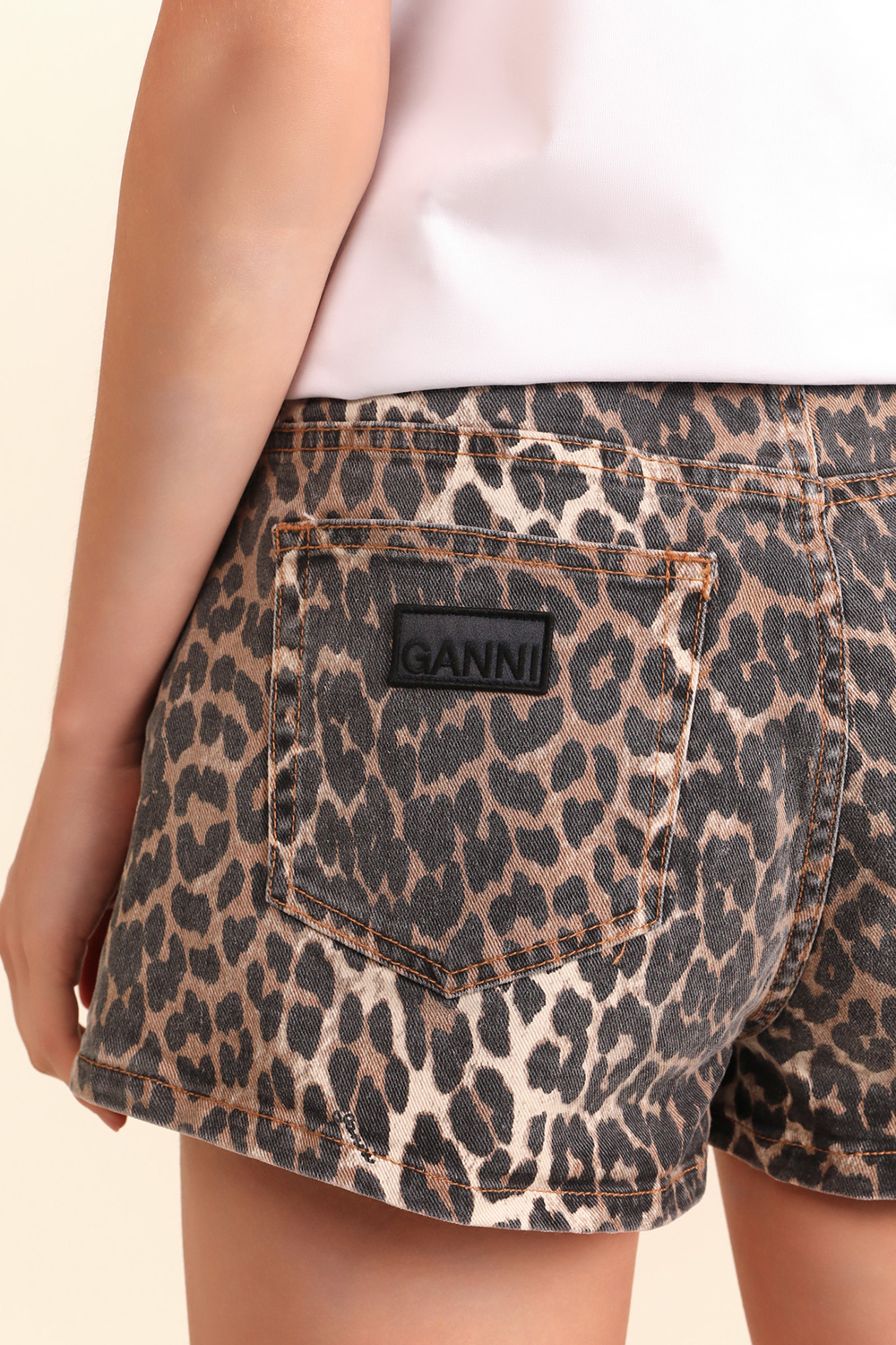 תמונת תקריב דוגמן של מכנסי שורט מנומרים