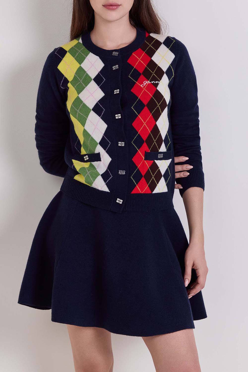 תמונת דוגמן קידמית של קרדיגן מעוינים צמר