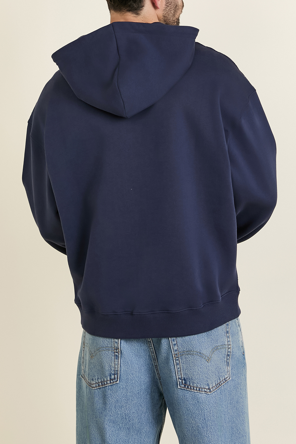 תמונת דוגמן אחורית של סווטשירט קפוצ'ון עם רוכסן