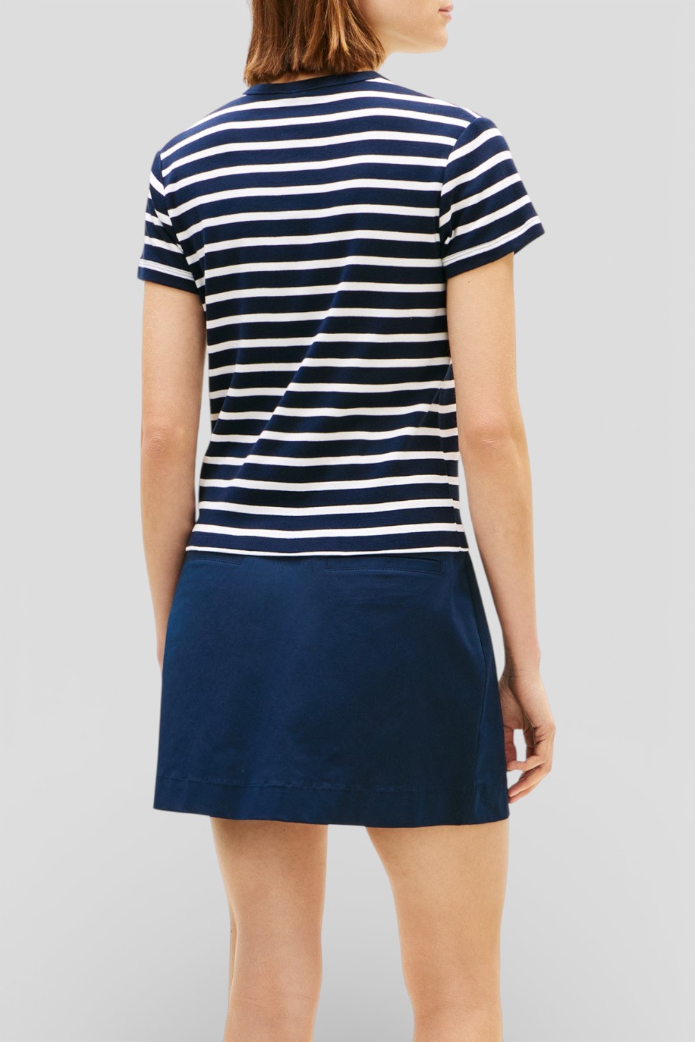 תמונת דוגמן אחורית של חולצת טי מכופתרת