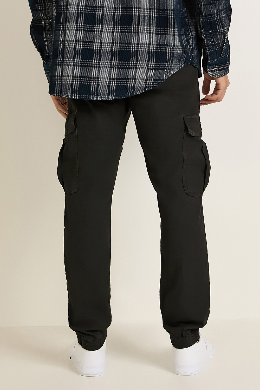 תמונת דוגמן אחורית של מכנסי קרגו