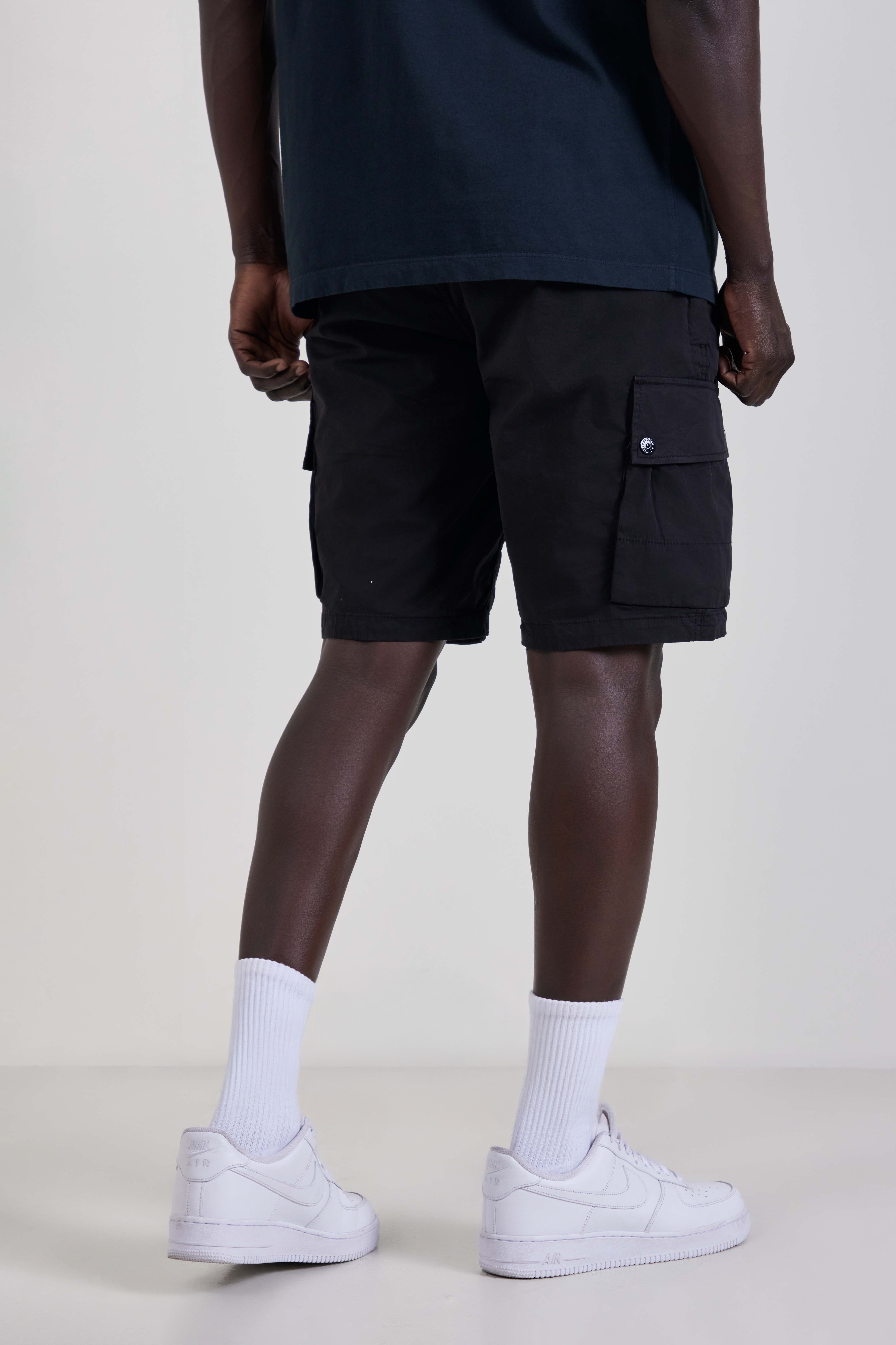 תמונת דוגמן אחורית של מכנסי קרגו קצרים