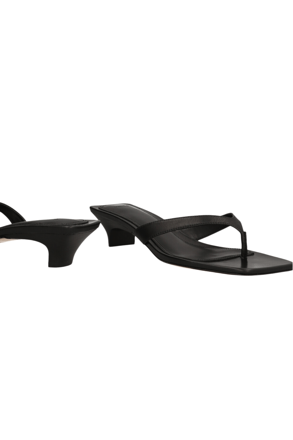 תמונת תקריב של סנדלי עקב