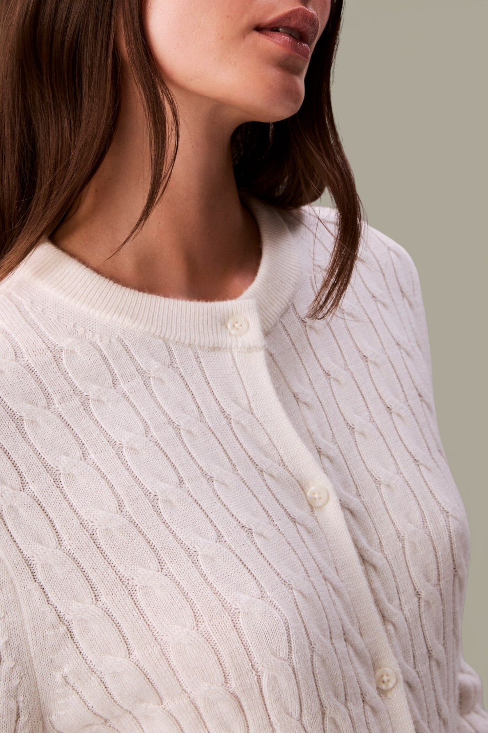 תמונת תקריב דוגמן של קרדיגן צמות