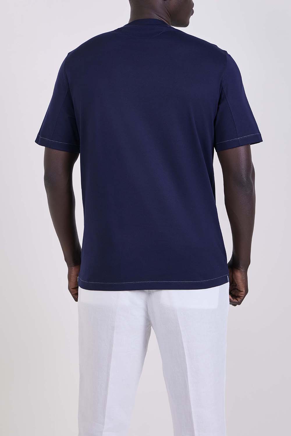 תמונת דוגמן אחורית של חולצת טי בגזרה ישרה