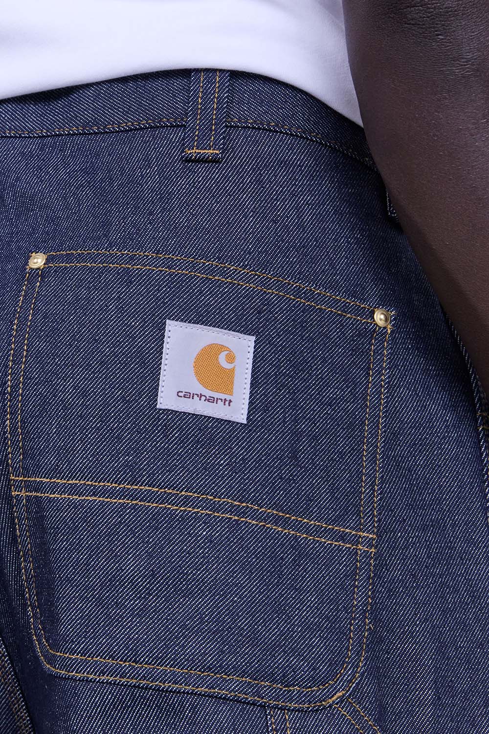 תמונת תקריב דוגמן של מכנסי ברמודה דאבל ניי