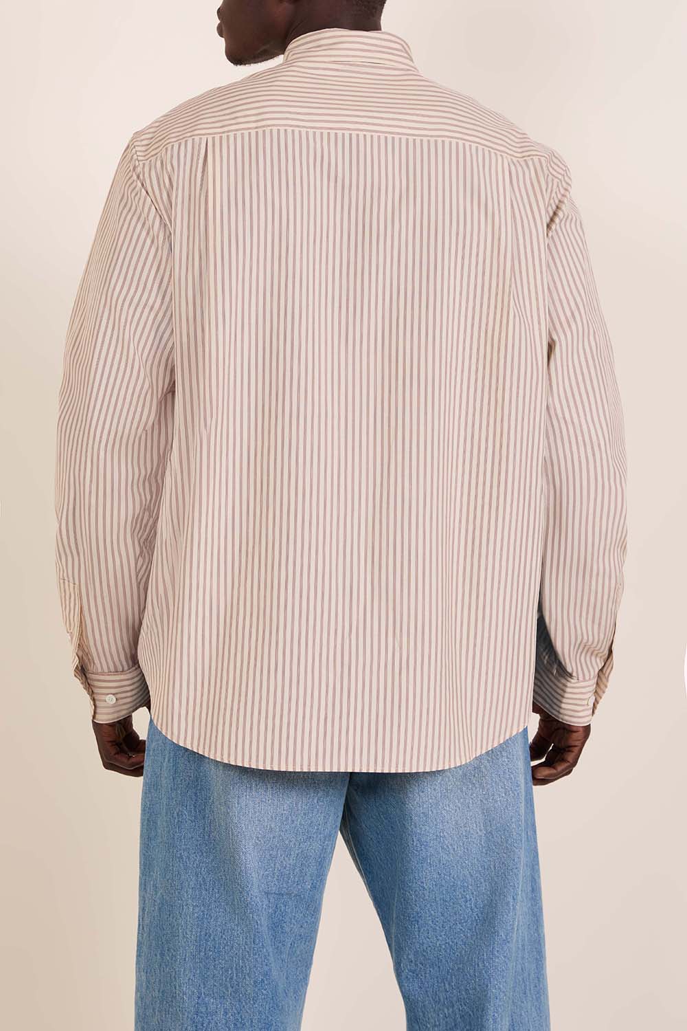 תמונת תקריב דוגמן של חולצת כפתורים