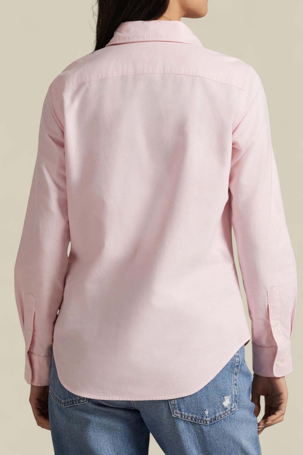 תמונת דוגמן אחורית של חולצה מכופתרת