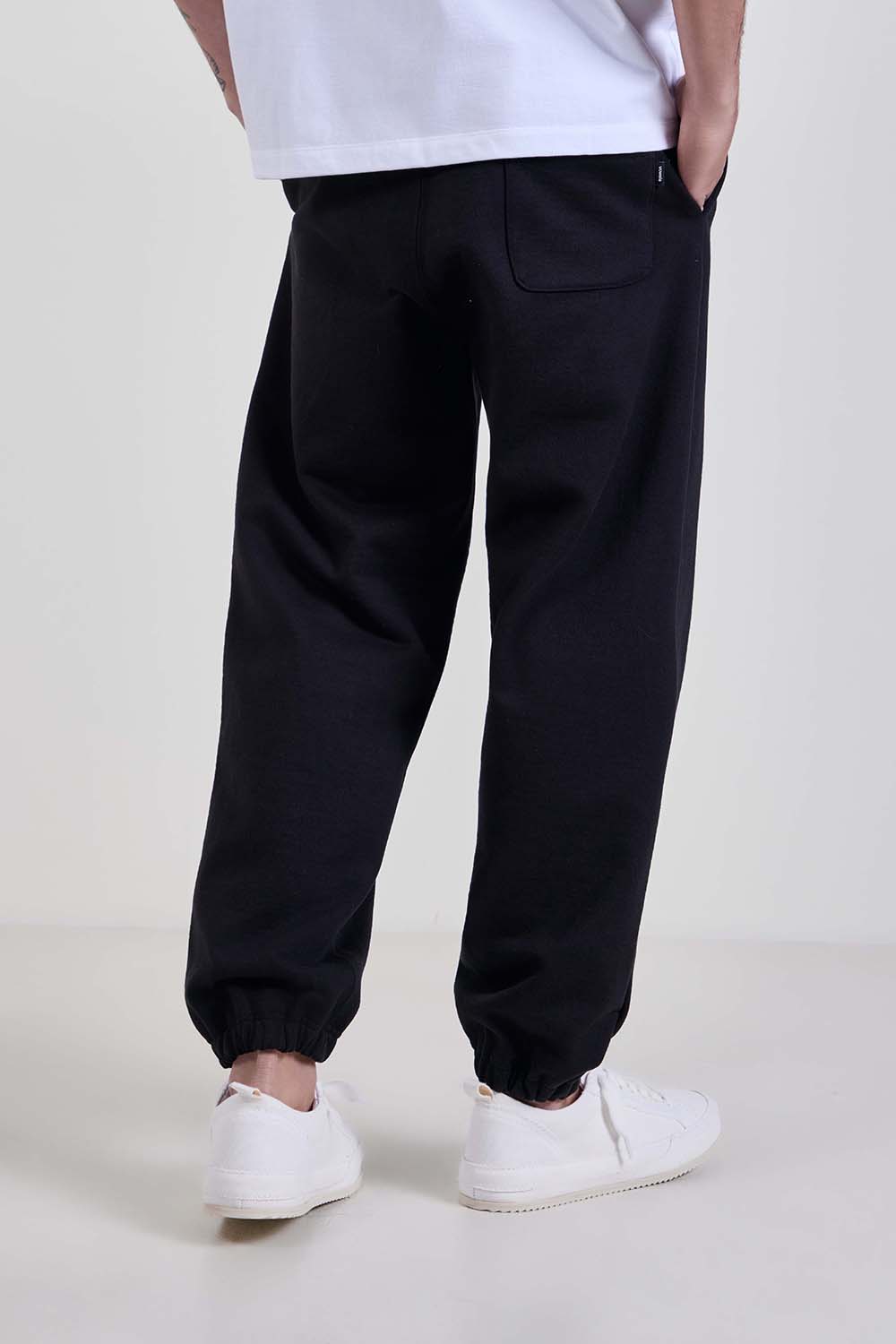 תמונת דוגמן אחורית של מכנסי ג'וגר בגזרה ישרה