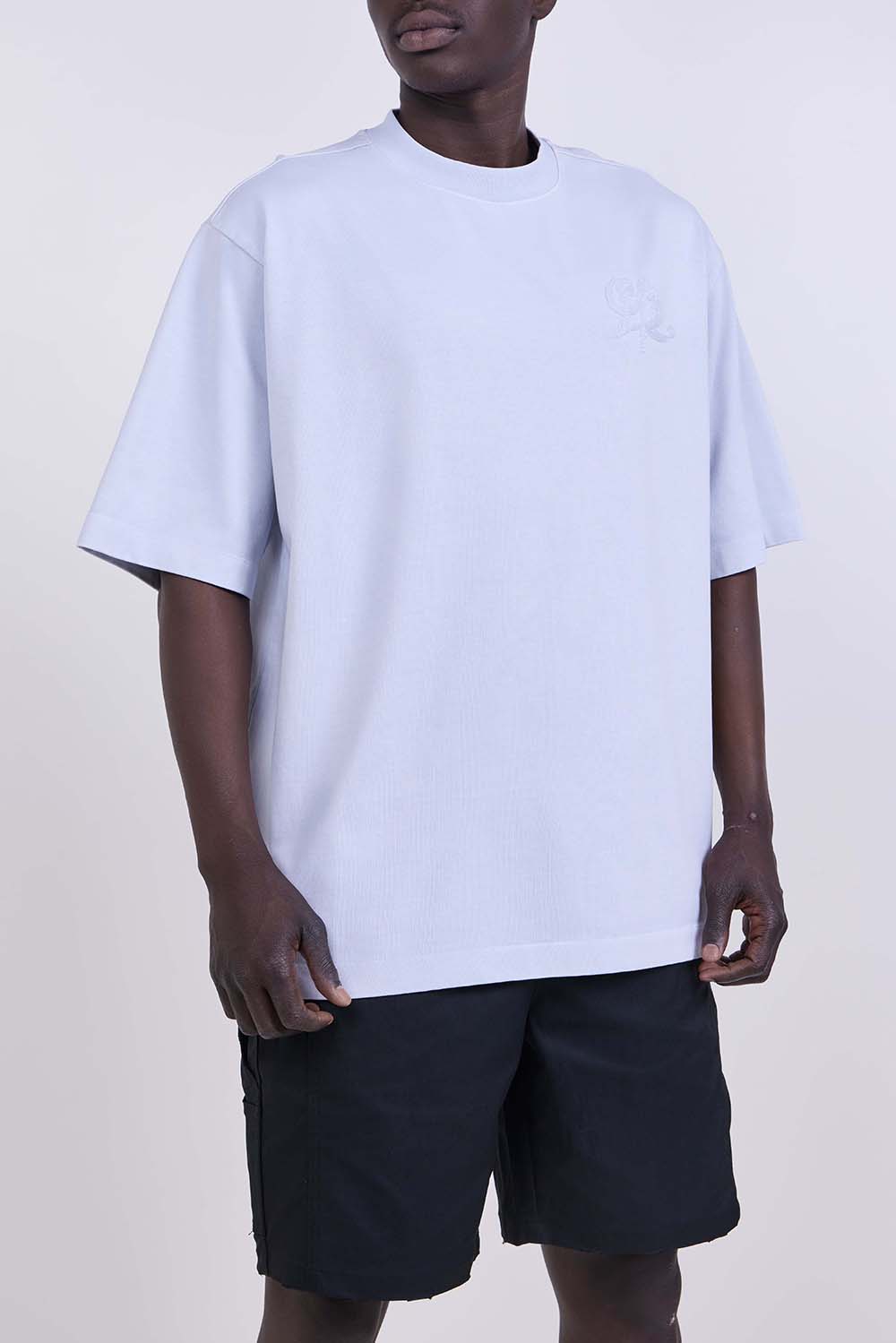 תמונת דוגמן קידמית של חולצת טי אוברסייז