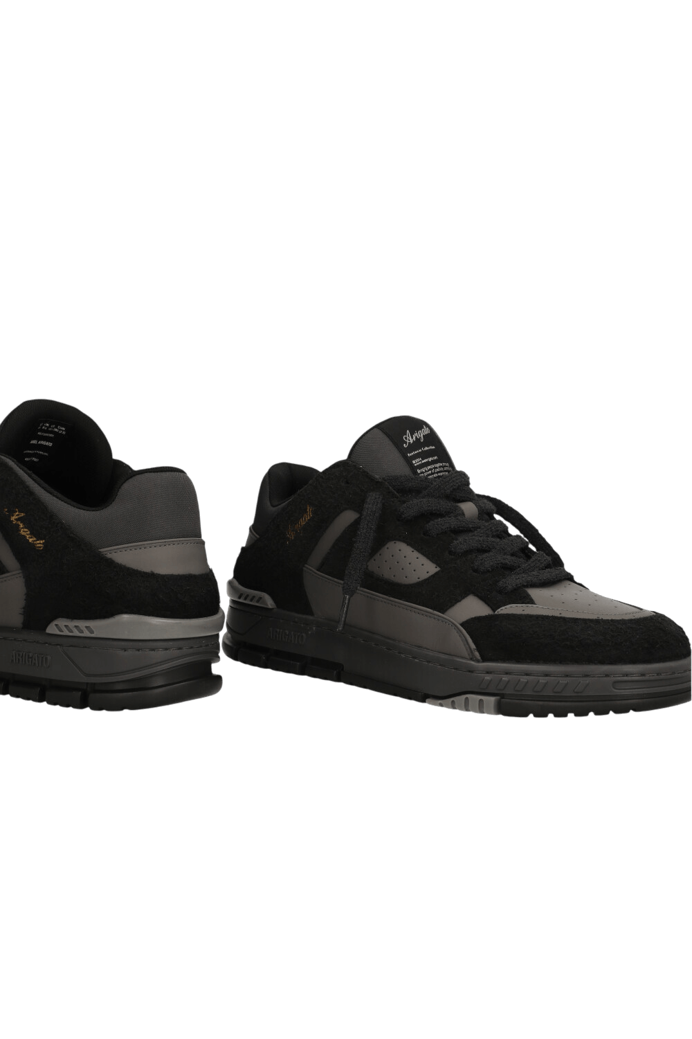 תמונת תקריב של נעלי סניקרס