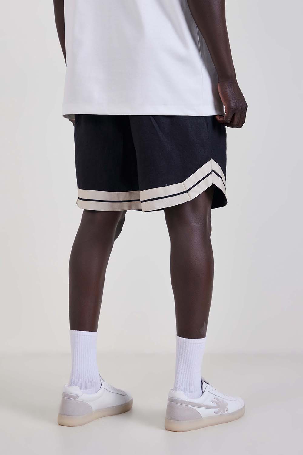 תמונת דוגמן אחורית של מכנסי פשתן קצרים