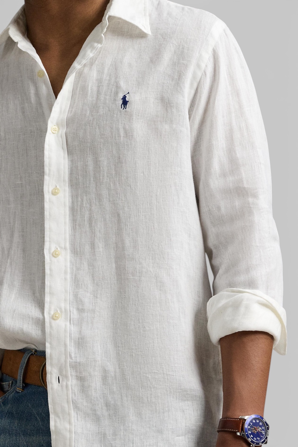 תמונת תקריב דוגמן של חולצת כפתורים מפשתן סלים פיט