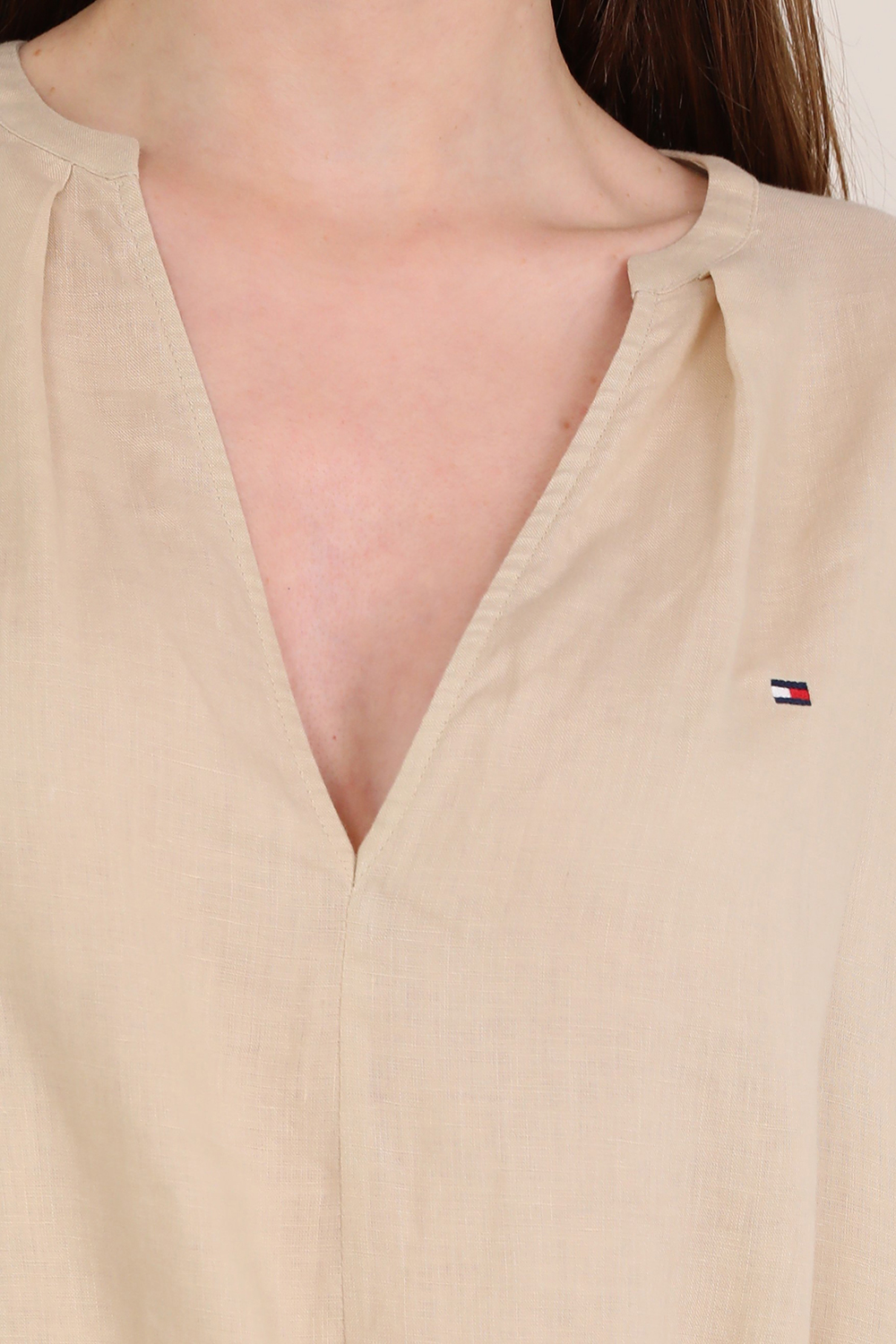 תמונת תקריב דוגמן של שמלת פשתן קצרה 