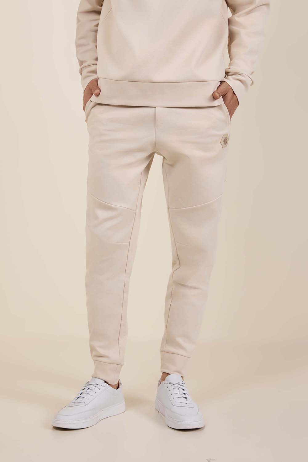 תמונת דוגמן קידמית של מכנסי ג'וג