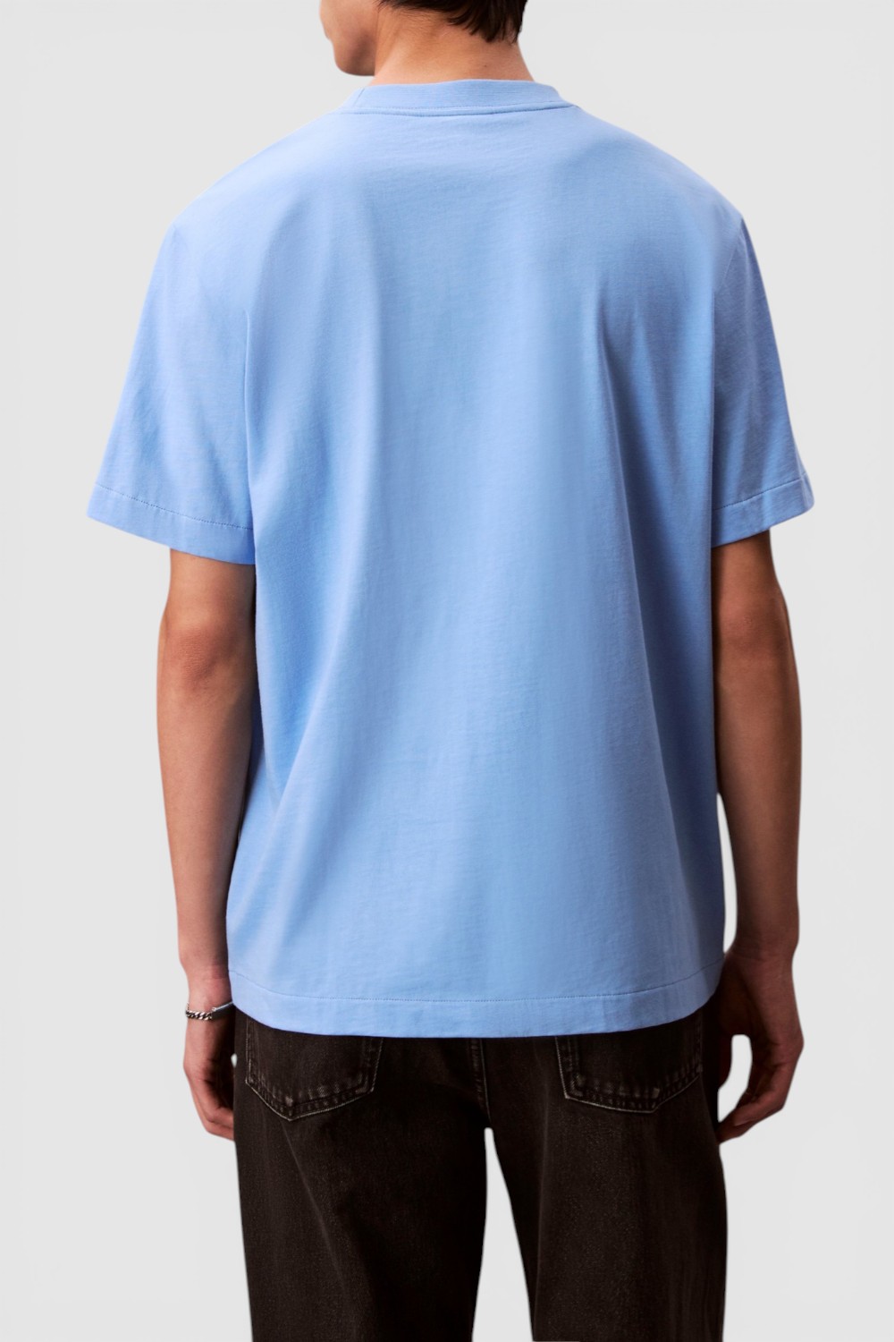 תמונת דוגמן אחורית של חולצת טי בגזרה ישרה