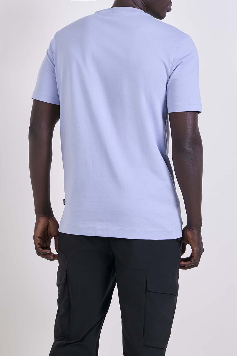 תמונת דוגמן אחורית של חולצת טי