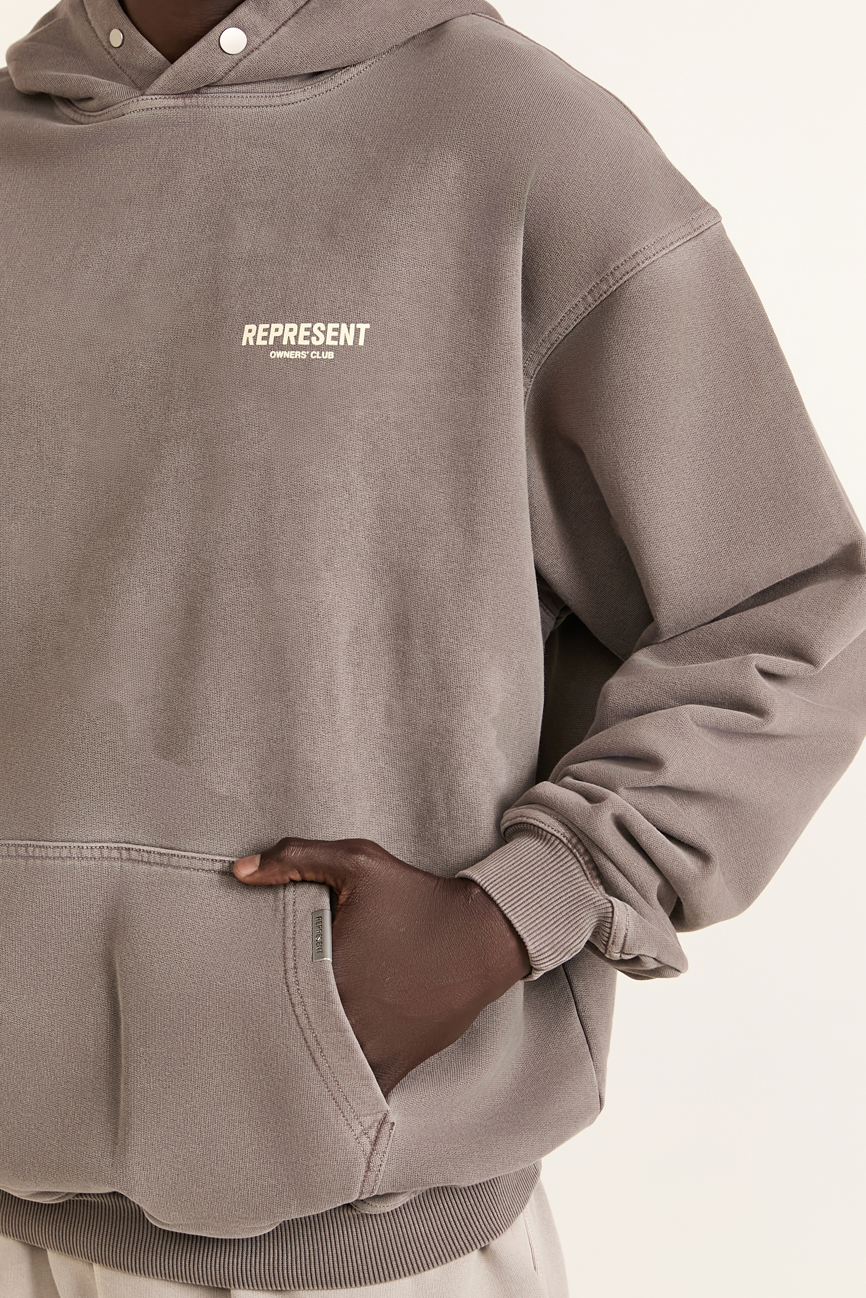 תמונת דוגמן אחורית של סווטשירט קפוצ'ון עם הדפס בגב