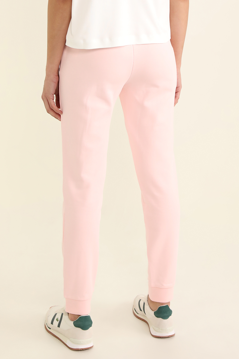 תמונת דוגמן אחורית של מכנסי ג'וג סלים