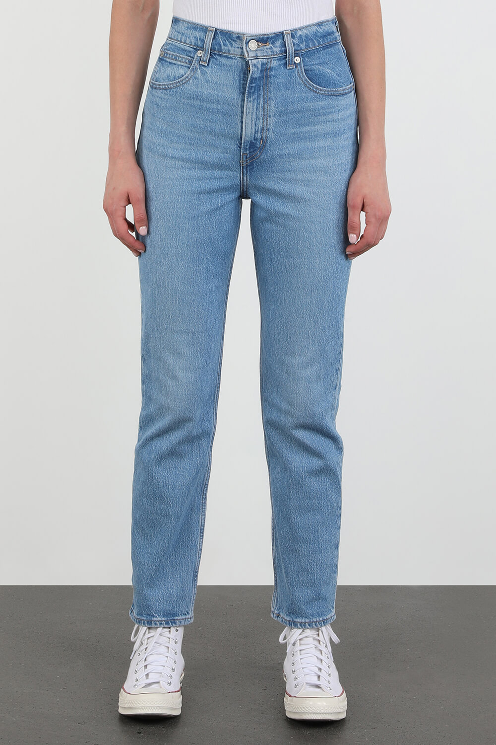 תמונת דוגמן קידמית של מכנסי ג'ינס שנות ה- 70 בשטיפה בהירה