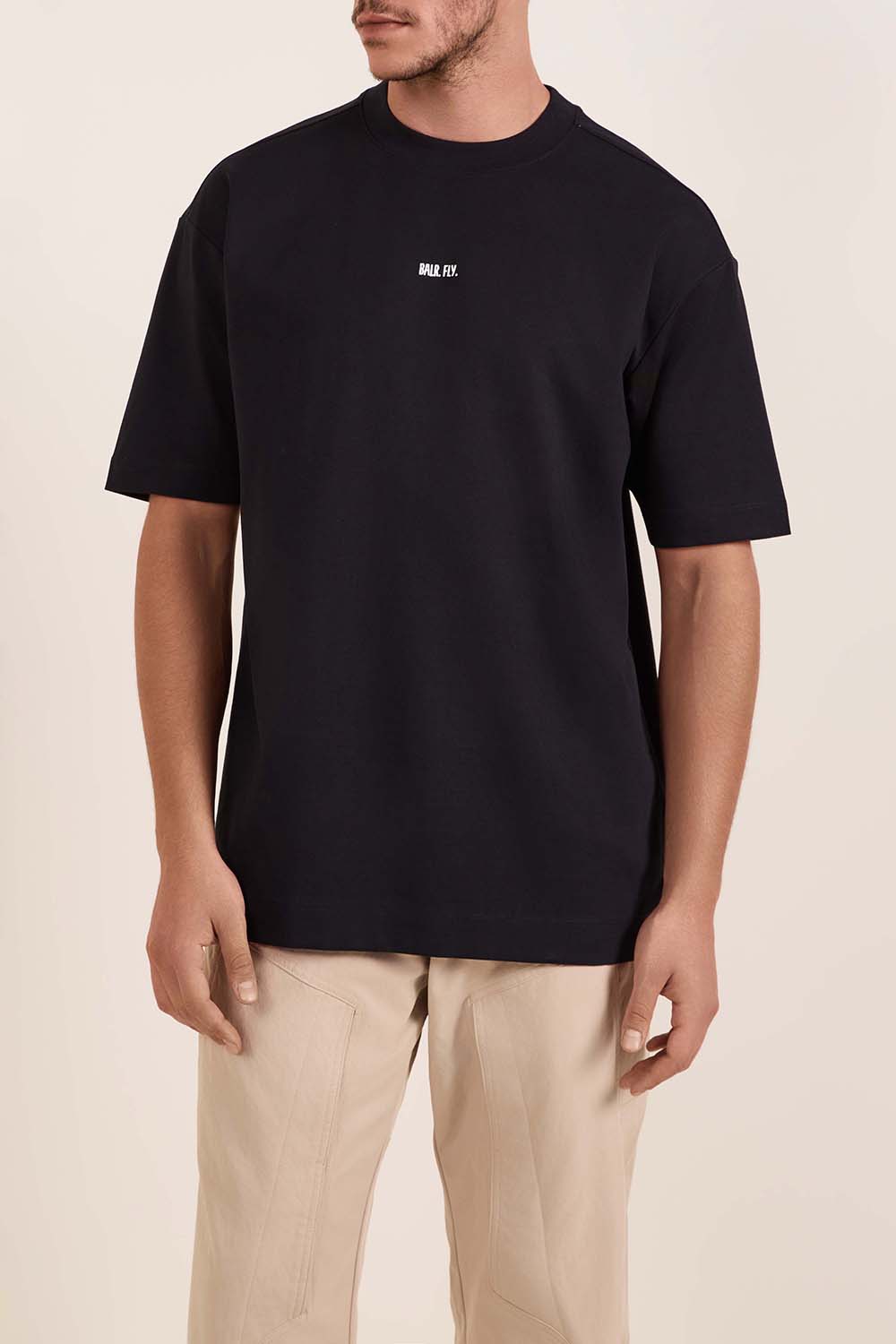 תמונת דוגמן קידמית של חולצת טי בגזרה משוחררת