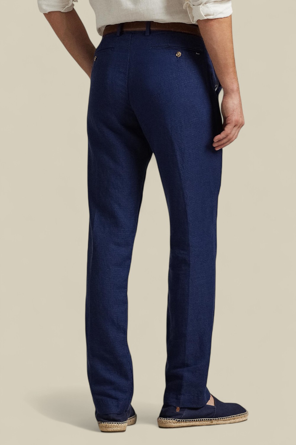 תמונת דוגמן אחורית של מכנסיים ארוכים