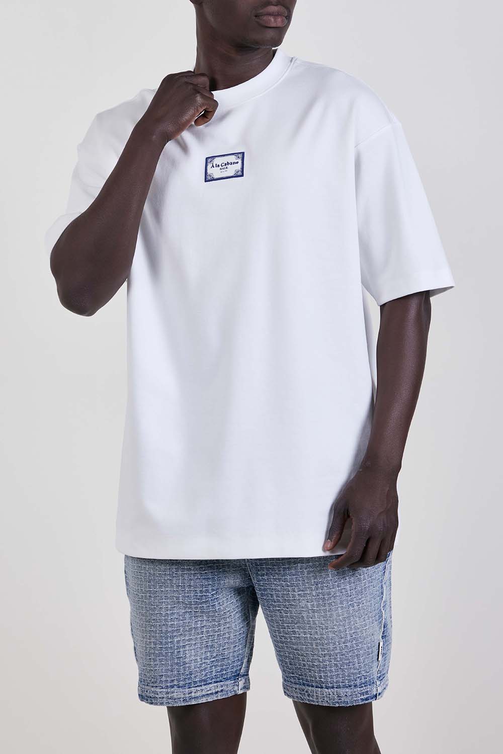 תמונת דוגמן קידמית של חולצת טי אוברסייז