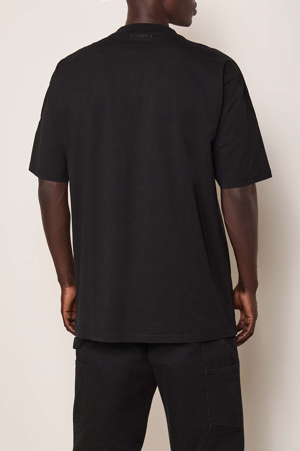 תמונת תקריב דוגמן של חולצת טי