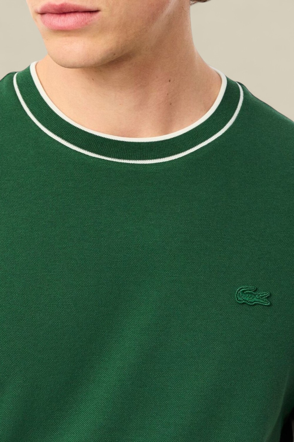 תמונת תקריב דוגמן של חולצת טי פיקה