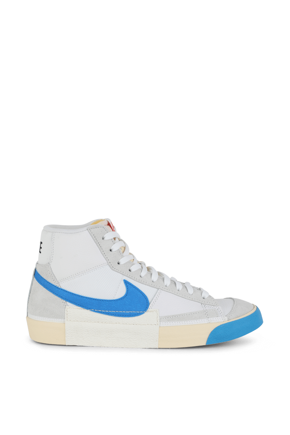 תמונה קידמית של נעלי סניקרס בלייזר פרו קלאב