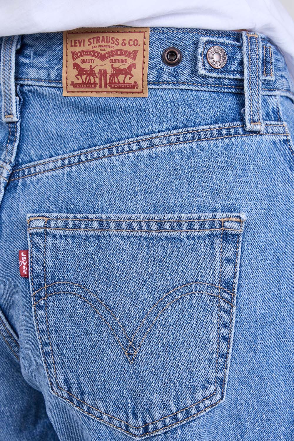 תמונת תקריב דוגמן של מכנסי ג'ינס בגזרת ברל