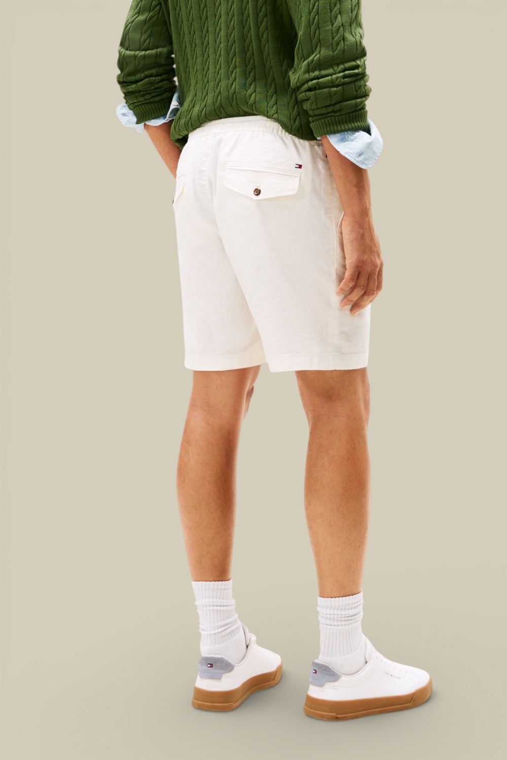 תמונת דוגמן אחורית של מכנסי פשתן קצרים