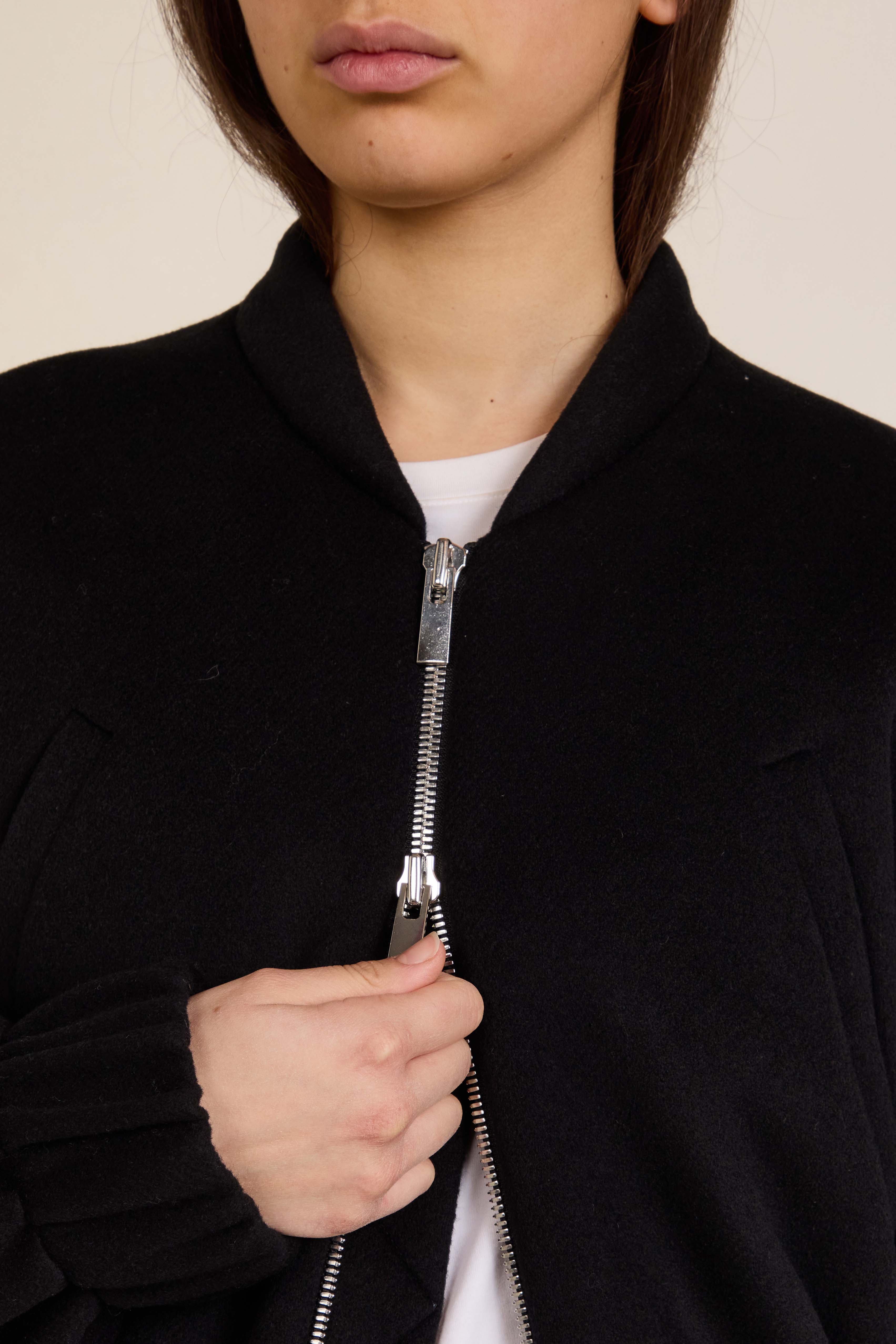 תמונת תקריב דוגמן של ז'קט בומבר מצמר