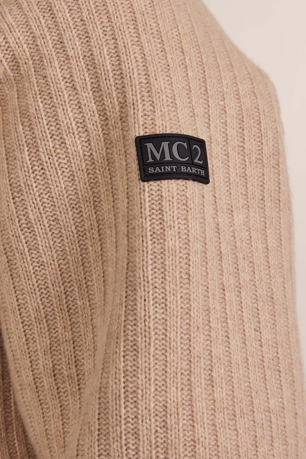 תמונת תקריב דוגמן של קפוצ'ון צמר