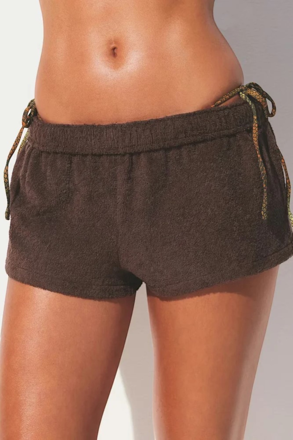 תמונת דוגמן אחורית של FOLD OVER SHORT