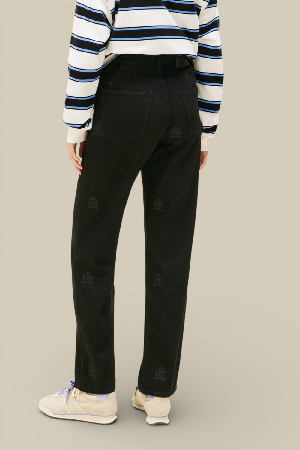 תמונת דוגמן אחורית של מכנסי ג'ינס בגזרת סלים