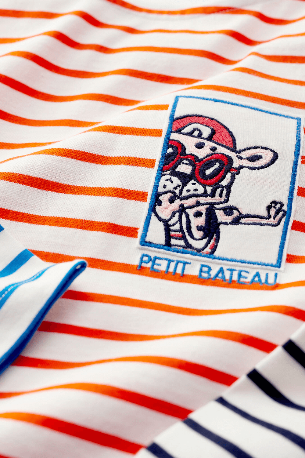 תמונת תקריב של גילאי 6-12 חולצה ארוכה הדפס פסים בגווני כחול ואדום