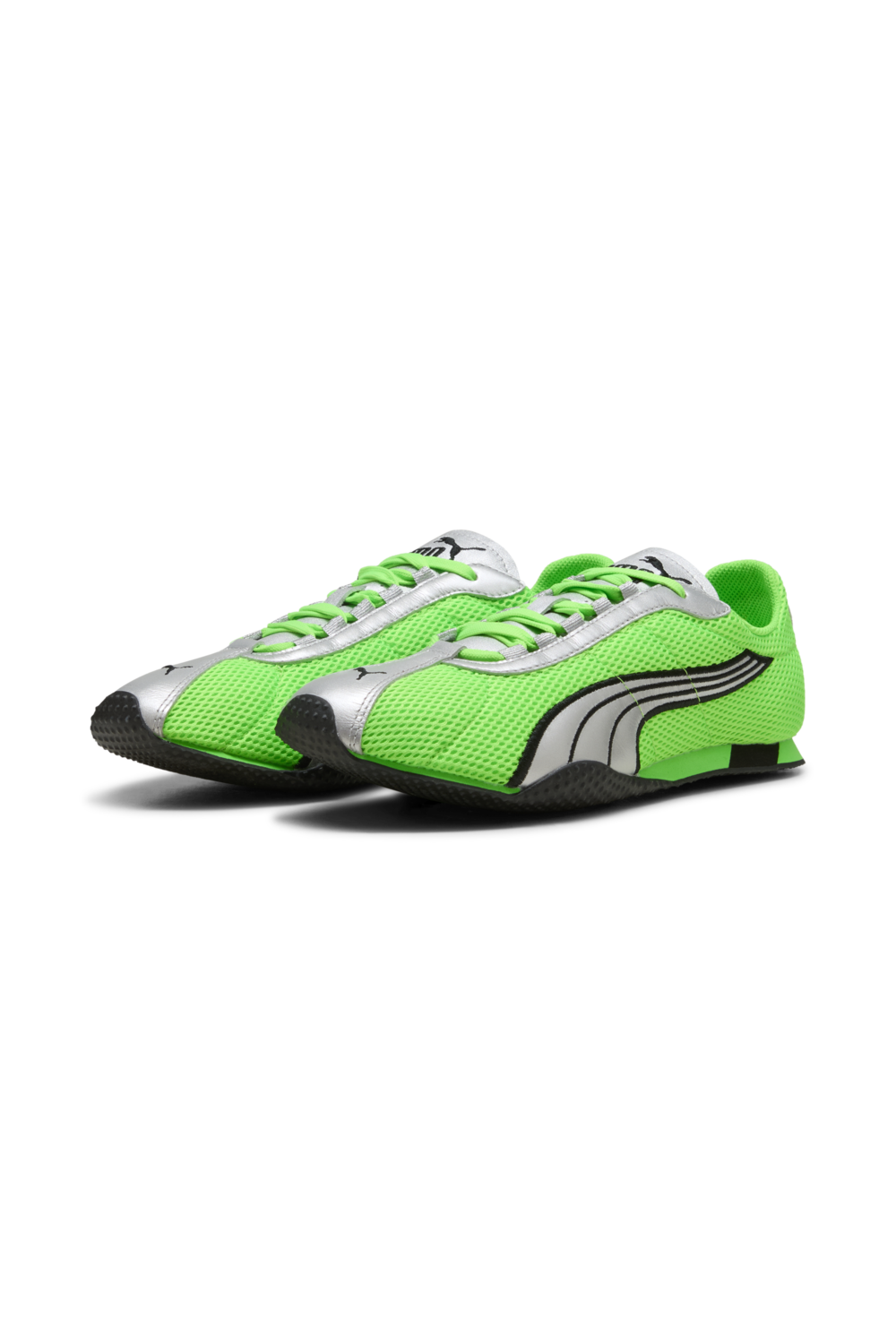 תמונת תקריב של נעלי סניקרס