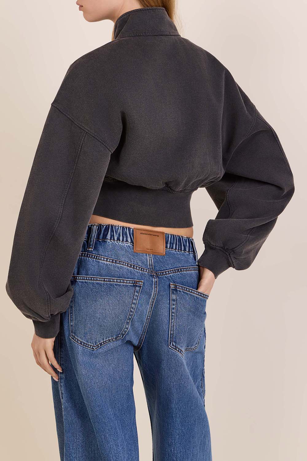 תמונת דוגמן אחורית של סווטשירט עם צווארון גבוה