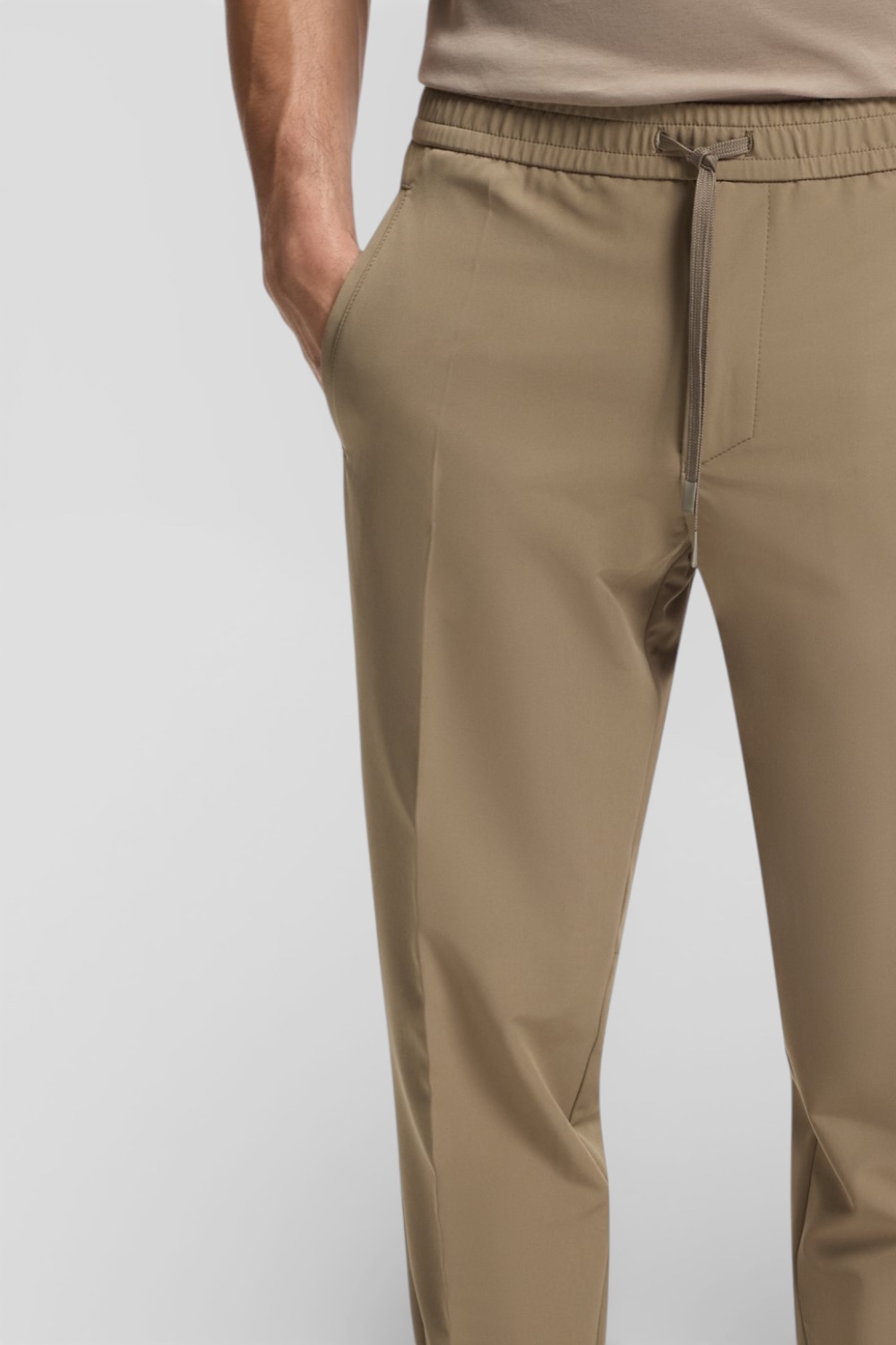 תמונת תקריב דוגמן של מכנסיים ארוכים בגזרה צרה