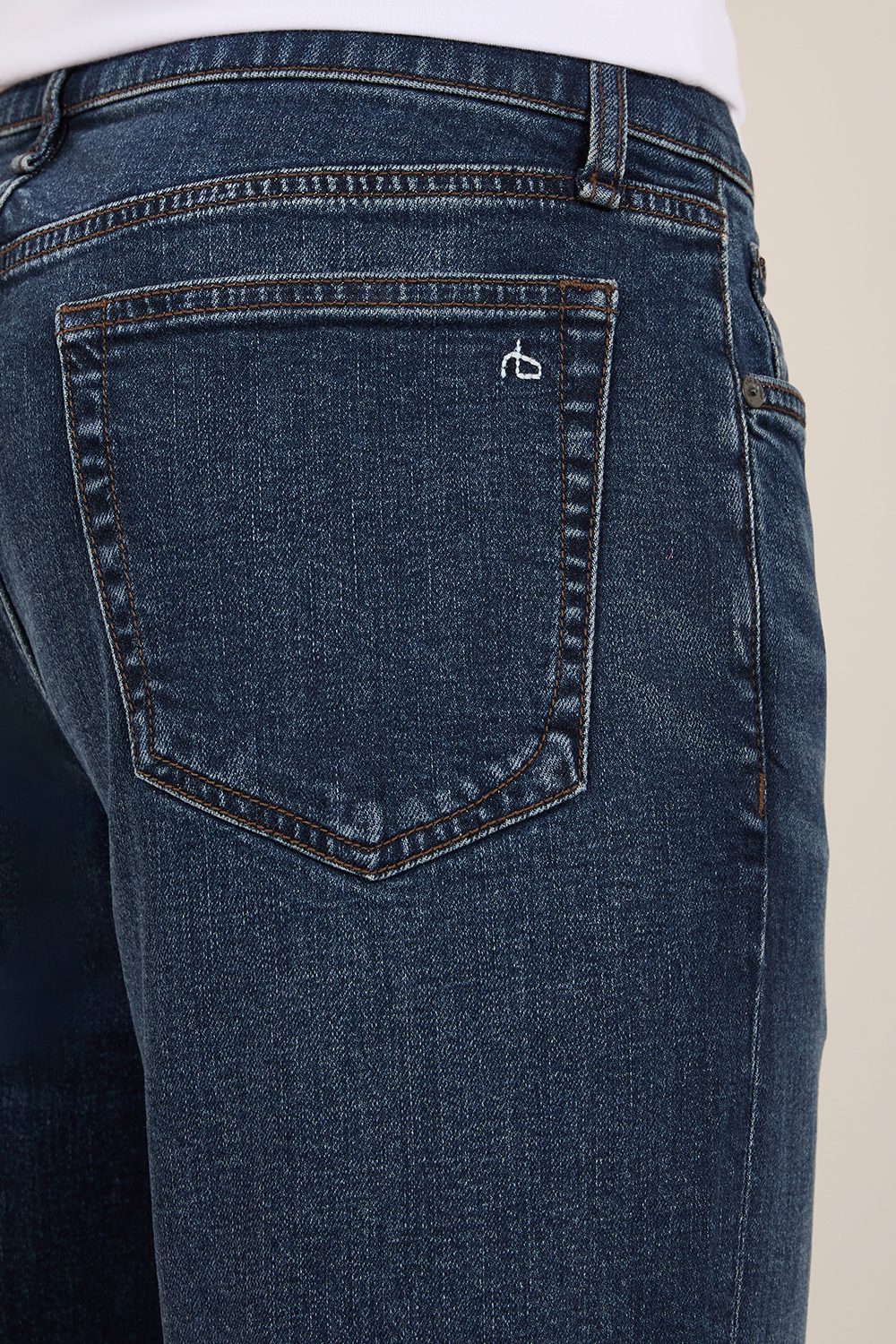 תמונת תקריב דוגמן של מכנסי ג'ינס סלים פיט