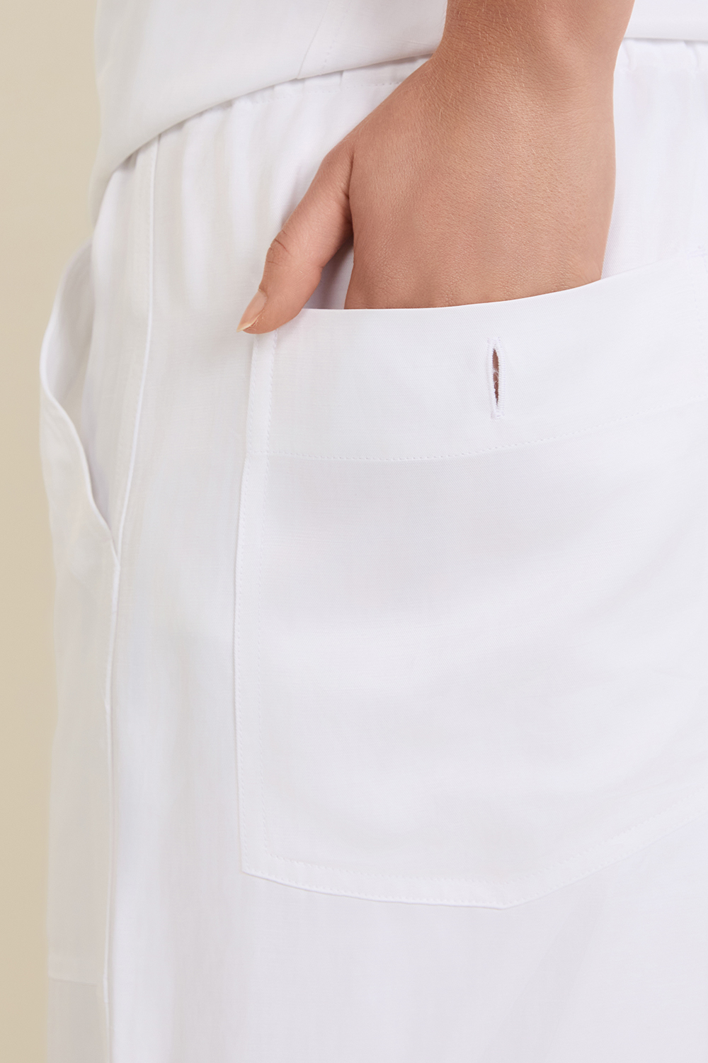 תמונת תקריב דוגמן של מכנסיים ארוכים