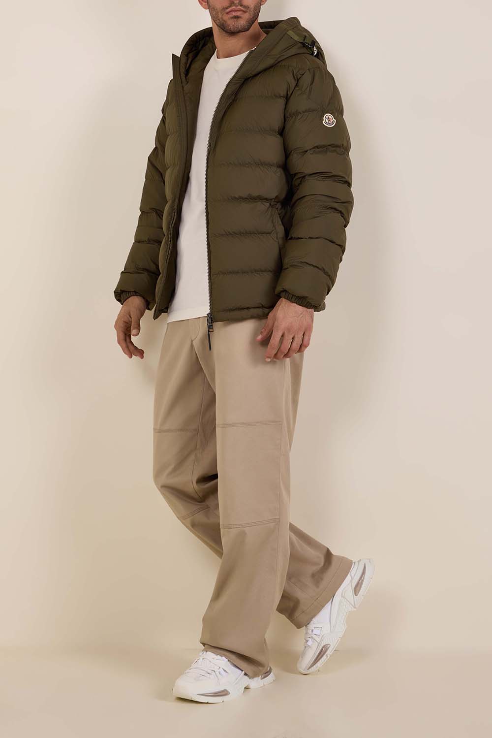 תמונת דוגמן קידמית של נעלי סניקרס אייר מאסטר